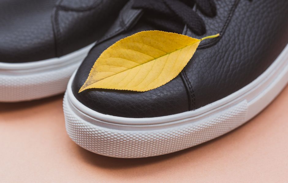 Bela usnjena superga brez logotipa